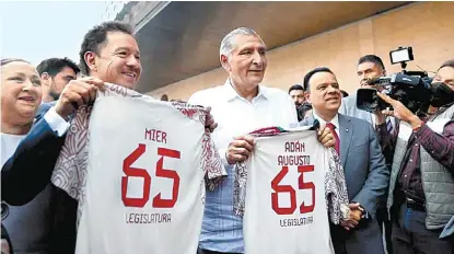  ?? ESPECIAL ?? El diputado Ignacio Mier regaló al secretario una playera de la selección mexicana.