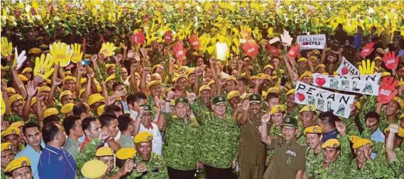  ?? [FOTO SYARAFIQ ABD SAMAD/BH] ?? Najib dan Zahid bersama anggota RELA pada Majlis Sambutan RELA Ke-46 di MAEPS, Serdang, semalam.