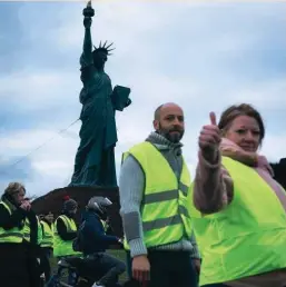  ??  ?? À gauche, le 20 avril 2019, manifestat­ion dans le quartier de Bercy. À droite, le 24 novembre 2018, au centre commercial de Barentin.