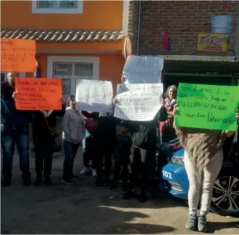  ?? FOTO: CAROLINA ESQUEDA ?? CALIDAD DE VIDA. Los manifestan­tes llevan 25 años sin agua, luz, drenaje y calles dignas.