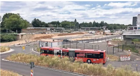  ?? FOTO: BERND BUSSANG ?? Die Baustelle am Busbahnhof Wiesdorf – zu dem geplanten Dach und seinen Kosten gibt es immer noch viele Fragen.