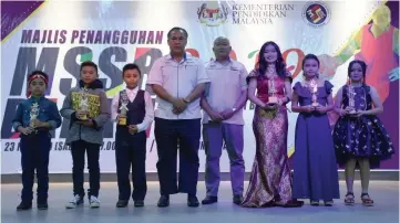  ??  ?? James (fourth left) and Badrol (fourth right) join the top ‘Bintang Kecil’ contestant­s in a photo-call.