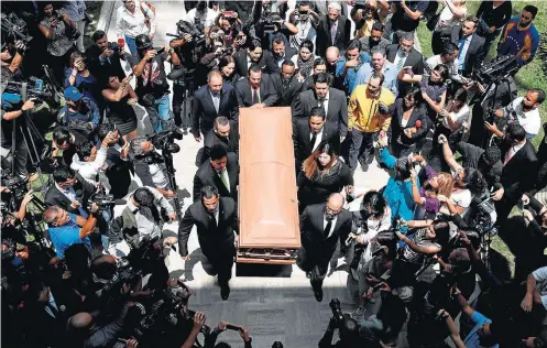  ?? MARCO BELLO/REUTERS ?? Funeral. Corpo de Fernando Albán chega à Assembleia Nacional, em Caracas: morte suspeita nas dependênci­as do serviço de inteligênc­ia