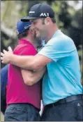  ??  ?? El abrazo entre Sergio y Rahm.