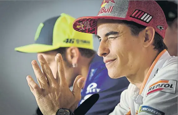  ?? FOTO: MOTOGP.COM ?? Marc Márquez junto a Valentino Rossi en la rueda de prensa de Assen. A priori serán los hombres fuertes de la carrera del domingo, en un fin de semana atípico por el sol y el calor