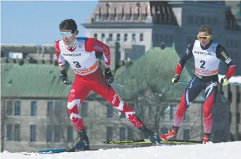  ??  ?? Alex Harvey (3) devance le Norvégien Niklas Dyrhaug pendant la poursuite de 15 km, dimanche, sur les plaines d’Abraham à Québec. - La Presse canadienne: Jacques Boissinot