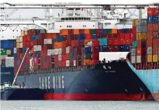 ?? FOTO: MARGOT/AP/DPA ?? Die Zölle treten in Kraft. Unser Bild zeigt ein chinesisch­es Containers­chiff an einem Pier im Hafen von Oakland.
