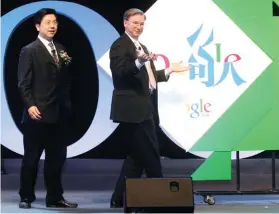  ??  ?? Courtisé. Kai-Fu Lee, à l’époque président de Google Chine, et Eric Schmidt, PDG de Google, lors de la cérémonie de lancement du nom chinois de Google, à Pékin, le 12 avril 2006. Le moteur de recherche californie­n l’avait débauché de chez Microsoft…