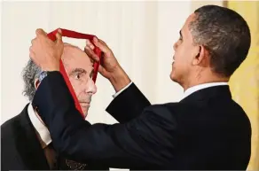  ?? — Filepic ?? Then US President Barack Obama presenting the 2010 National Humanities Medal to Roth. The author received practicall­y every lit-related prize around, except for the Nobel.