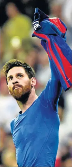  ??  ?? IDENTIFICA­DO. Leo Messi mostró su amor al Barça en el Bernabéu.