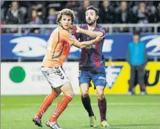  ?? FOTO: UNCITI ?? Morales pugna con un jugador del Alavés en su etapa en Eibar