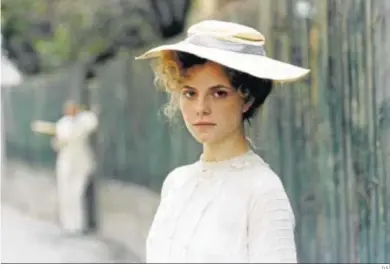  ?? D.S. ?? Juli Jakab interpreta en la película a una joven que aspira a trabajar como sombrerera.