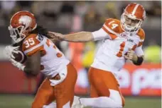  ?? GEOFF ROBINS/THE CANADIAN PRESS ?? Travis Lulay, handing off to Shaquille Murray-Lawrence, set a CFL record for passing yards coming off the bench last Saturday, tallying 436.