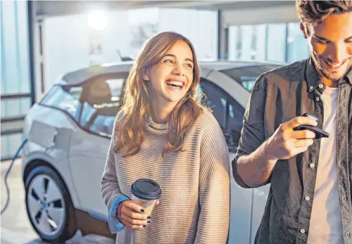  ?? FOTO: SEBASTIAN STIPHOUT ?? Wer das E-Auto mit dem eigenen Strom aufladen kann, hat gut lachen.