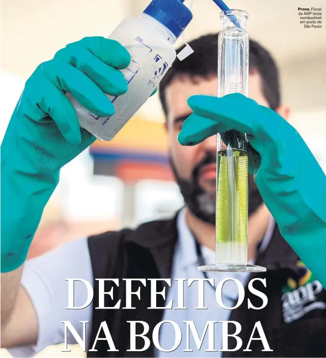  ?? GABRIELA BILO/ESTADÃO ?? Prova. Fiscal da ANP testa combustíve­l em posto de São Paulo