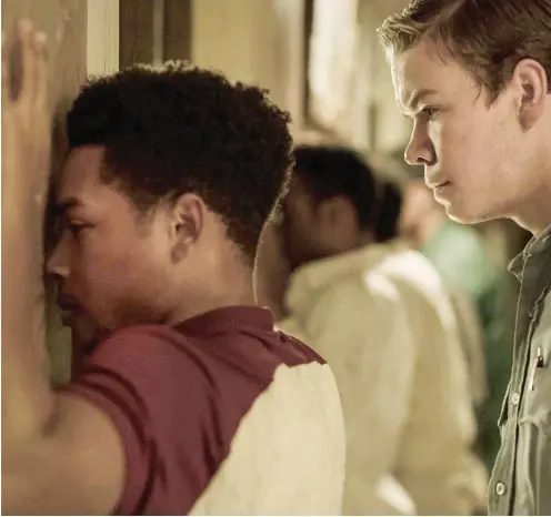  ?? Foto: Concorde ?? Erniedrigu­ng im Amt: Officer Krauss (Will Poulter) schüchtert eines seiner Opfer ein (Jacob Latimore).