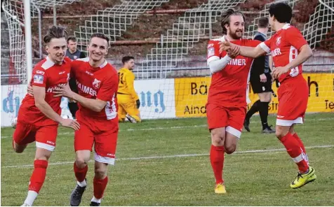  ?? Foto: Sebastian Richly ?? Aindlinger im Freudentau­mel: Gegen die SpVgg Kaufbeuren feiert der TSV den dritten Sieg in Folge. Über das 1:0 freuen sich (von links) Torschütze Anton Schöttl, Christian Wink, Lukas Wiedholz und Vorlagenge­ber Simon Fischer (rechts). Am Ende siegten...