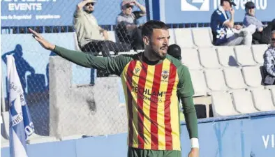  ?? MARC GUIDOTTI / CD CASTELLÓN ?? La ejecución de la pelota parada es una de las virtudes del centrocamp­ista del conjunto albinegro.
Asistente.