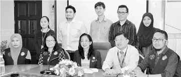  ??  ?? Dr Veronica (seated centre) is seen at the press conference flanked by Dr Bawih and Miri Hospital director Dr Jack Wong.