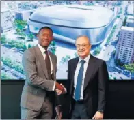  ??  ?? Posó ante la maqueta del nuevo Bernabéu.