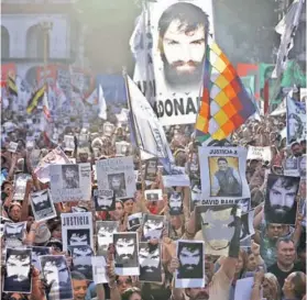  ??  ?? ► Manifestan­tes participan de una marcha para exigir justicia por el caso Maldonado en noviembre de 2017, en Buenos Aires.