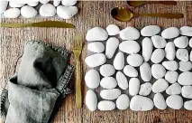  ?? BELINDA MERRIE/NZHOUSE&GARDEN ?? Pebble placemats are easy to create and a great dinner table conversati­on starter.