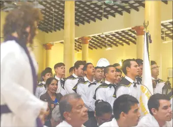  ??  ?? Los jóvenes son mayoría entre los estacioner­os de la Santa Cruz de la compañía Rincón.