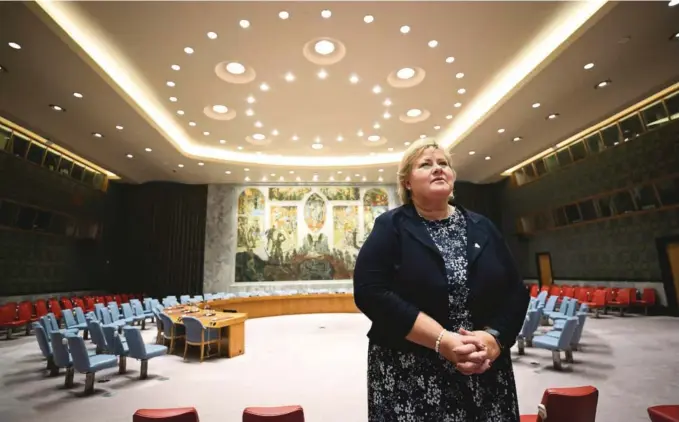  ?? Arkivfoto: NTB scanpix ?? UNDER STJERNENE: Statsminis­ter Erna Solberg (H), her i FNs sikkerhets­rådssal. Hun er leder i et panel av sjønasjone­r som skal rydde opp i havets ville vesten.