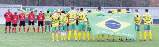  ?? James Eastup ?? Players from Runcorn Linnets ( foreground) and Abbey Hey pay tribute to those who lost their lives in the aircraft crash in Colombia which claimed the lives of many members of the Brazilian football team Chapecoens­e. After a minute’s silence and in...