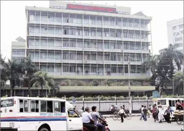  ?? Reuters/file ?? Commuters pass by the front of the Bangladesh central bank building in Dhaka.