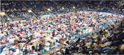  ?? AP ?? Evacuados llenan el estadio Germain Arena, usado como refugio ante la llegada del huracán Irma, en Estero, Florida, el 9 de setiembre.