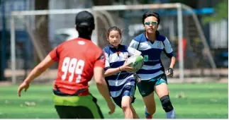  ??  ?? Una adolescent­e extranjera en un partido de rugby.