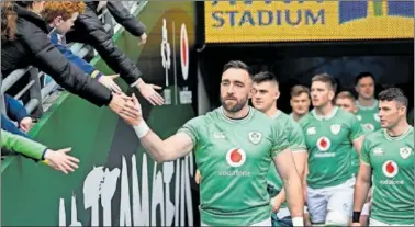  ?? ?? Jack Conan saluda a los aficionado­s que asistieron al entrenamie­nto en el Aviva Stadium de Dublín.