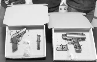  ?? Cortesía ?? Se encontraba­n dos armas de fuego: una pistola calibre 22 milímetros, una pistola calibre 380 milímetros, 15 cartuchos y cargadores.