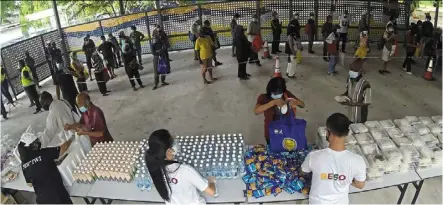  ?? ?? Seso malaysia provides free meals to the homeless at medan tuanku in Kuala Lumpur.