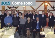  ??  ?? In alto, grembiuli neri per le ragazze, giacca e cravatta per i ragazzi, la foto di classe degli studenti del Verri durante l’anno scolastico 1954-55, ai tempi della seconda superiore. Sopra, gli ex studenti durante l’ultimo ritrovo in un ristorante di Milano. I ragazzi della Prima G erano 32, oggi sono rimasti in 21