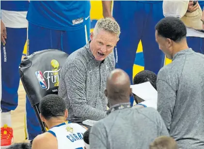  ?? REUTERS ?? Indicacion­es. Steve Kerr le habla a Curry, el jugador preferido de su equipo, durante las finales.