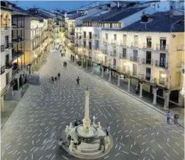  ?? SERVICIO ESPECIAL ?? Plaza del Torico de Teruel, con las luminarias instaladas en el suelo.