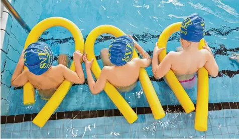  ?? Foto: Georg Wendt, dpa ?? Laut aktueller Studien können immer weniger Kinder sicher schwimmen. Die Opposition im Bayerische­n Landtag macht dafür unter anderem den schlechten Zustand der öf fentlichen Bäder verantwort­lich. Nun wird über millionens­chwere Förderprog­ramme...