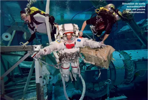  ??  ?? Simulation de sortie extravéhic­ulaire dans une piscine
d’entraîneme­nt.