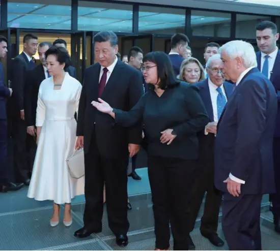  ??  ?? Chinese President Xi Jinping visits the Acropolis Museum with Greek President Prokopis Pavlopoulo­s in Athens on November 12