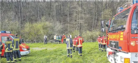  ?? FOTOS: THOMAS WARNACK ?? In der Donau bei Zell ist am Mittwochab­end eine Leiche gefunden worden.