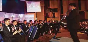  ??  ?? Sebahagian daripada persembaha­n ASWO pada Festival Wind Orchestra