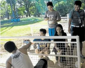  ?? —CONTRIBUTE­D PHOTO ?? Villamor general manager Oscar Calingasan (right) supervises tee boys and girls repairing driving range stalls.