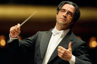  ??  ?? Maestro Riccardo Muti dirigerà l’aida all’arena di Verona, è uno dei più noti direttori al mondo