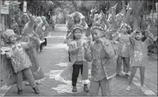  ??  ?? SEPTINDA AYU/JAWA POS LINTAS GENERASI: Warga Kampung Demak Timur V, RT 5, RW 6, menari yel-yel dengan diiringi lagu Cinta Lingkungan ciptaan mereka kemarin.