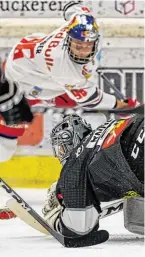  ?? BILD: SN/GEPA PICTURES ?? Dornbirn ging vor den Eisbullen in die Knie. Mario Huber (Salzburg) prüft Goalie Rinne.