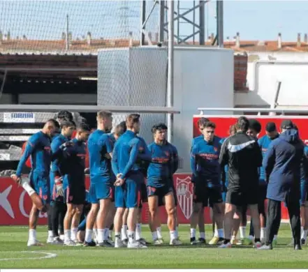  ??  ?? Julen Lopetegui, en una charla con sus futbolista­s previa a una sesión de entrenamie­nto reciente.