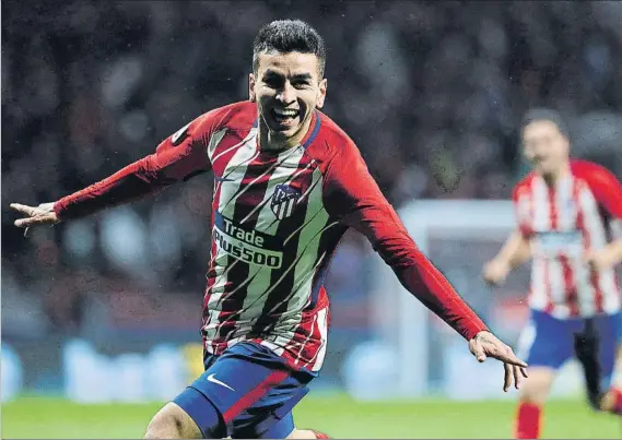  ?? FOTO: J.A. SIRVENT ?? Ángel Correa celebra su gol ante el Valencia El delantero argentino desatascó el partido en el Wanda Metropolit­ano con un ‘obús’ ante el que nada pudo hacer el meta Neto