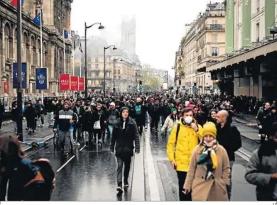  ?? EP ?? Manifestan­tes marchan por las calles de París en protesta por la medida.